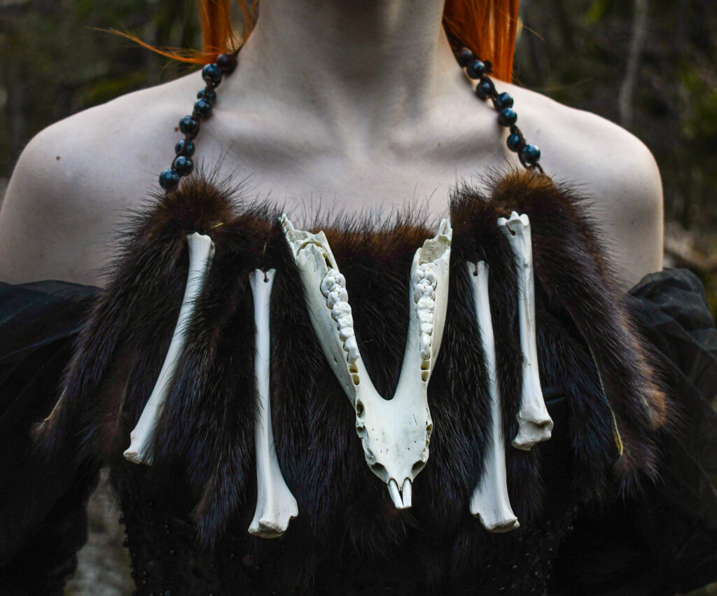 Metssea alalõualuust, rebase kontidest ja nahkadest suur kaelakee