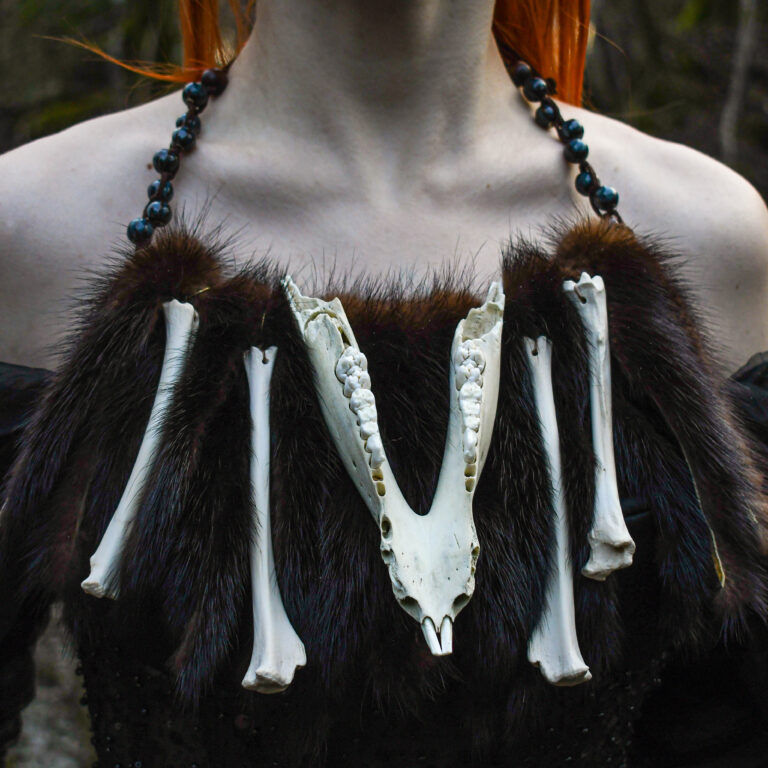 Metssea alalõualuust, rebase kontidest ja nahkadest suur kaelakee