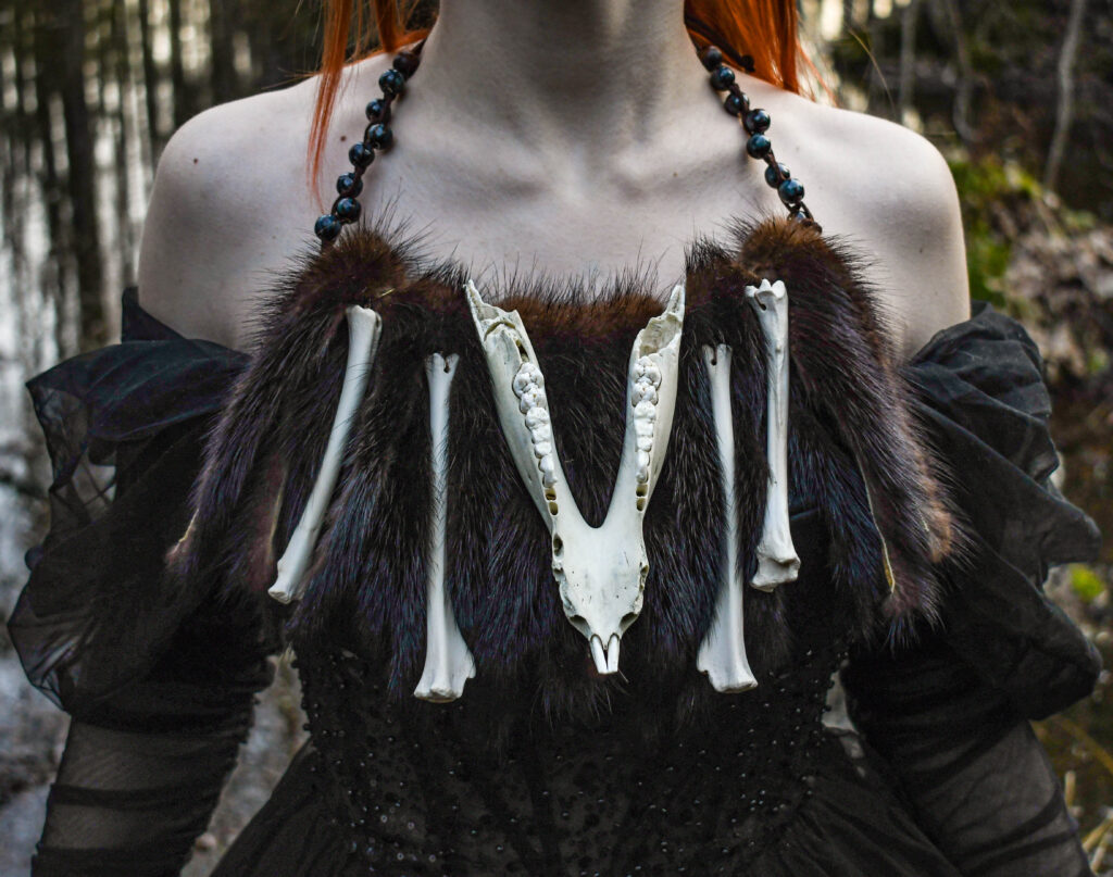 Metssea alalõualuust, rebase kontidest ja nahkadest suur kaelakee