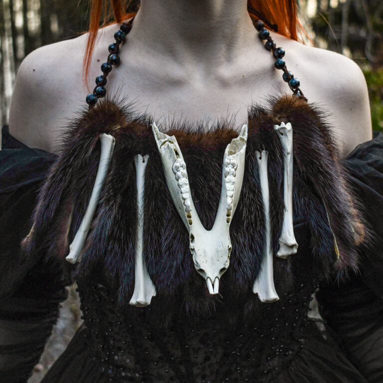 Metssea alalõualuust, rebase kontidest ja nahkadest suur kaelakee