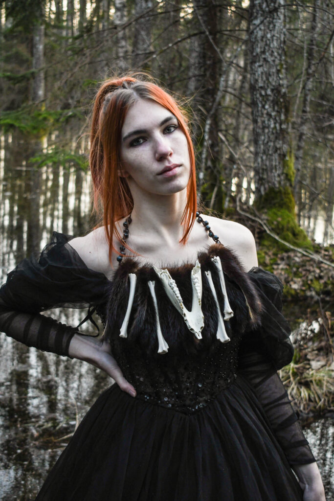 Metssea alalõualuust, rebase kontidest ja nahkadest suur kaelakee