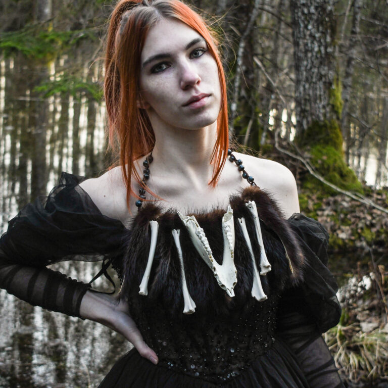 Metssea alalõualuust, rebase kontidest ja nahkadest suur kaelakee