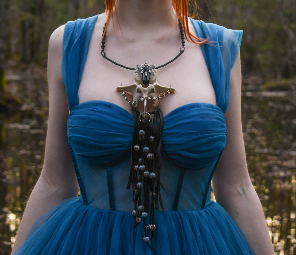 Põdra Selgroolüli obsiid liblika ripatsi ja naharibadega kaelakee