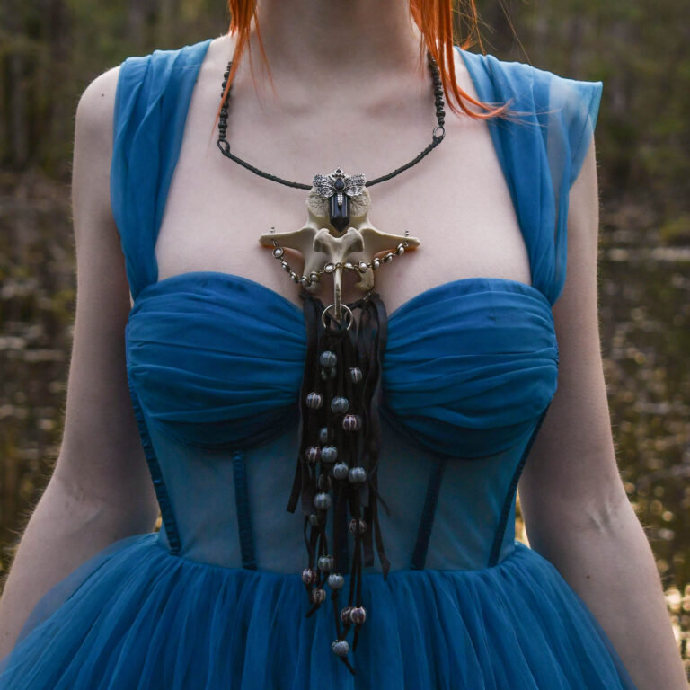 Põdra Selgroolüli obsiid liblika ripatsi ja naharibadega kaelakee