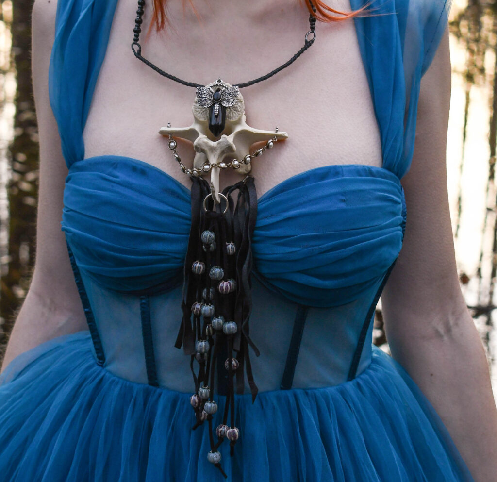 Põdra Selgroolüli obsiid liblika ripatsi ja naharibadega kaelakee