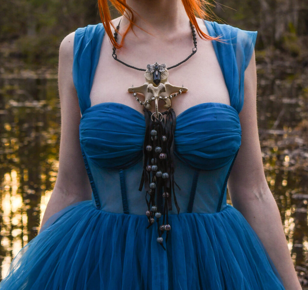 Põdra Selgroolüli obsiid liblika ripatsi ja naharibadega kaelakee