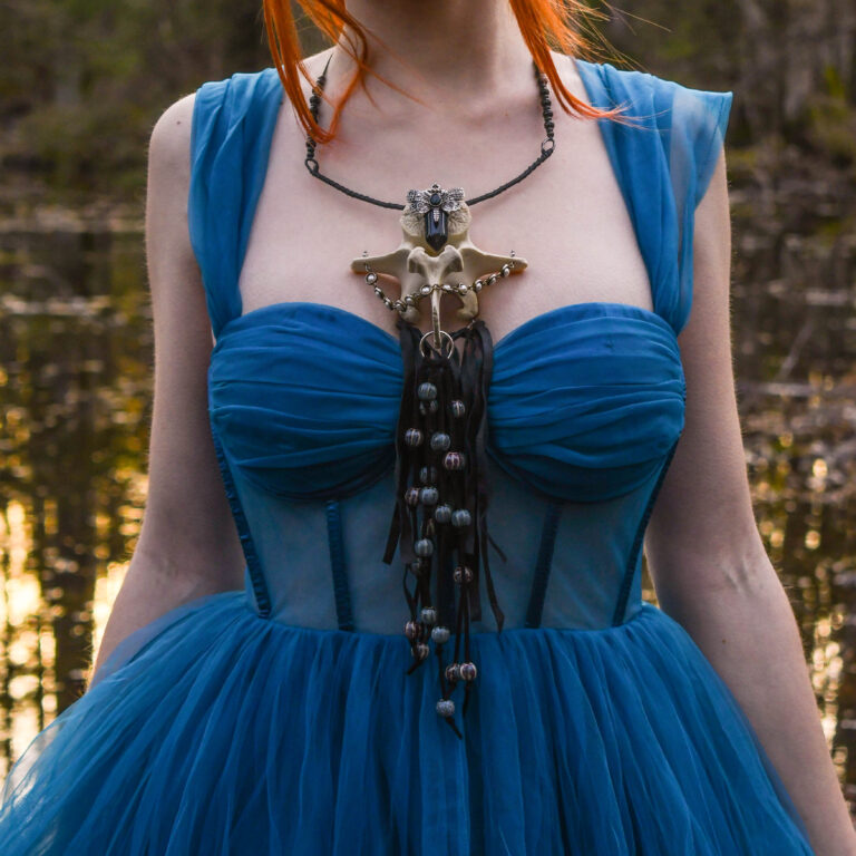 Põdra Selgroolüli obsiid liblika ripatsi ja naharibadega kaelakee