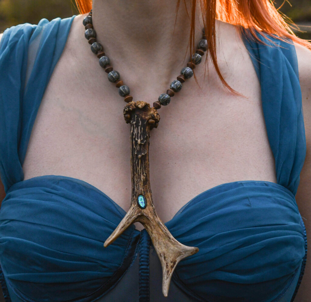 Metskitse-sarve-ja-kristalliga-kaelakee