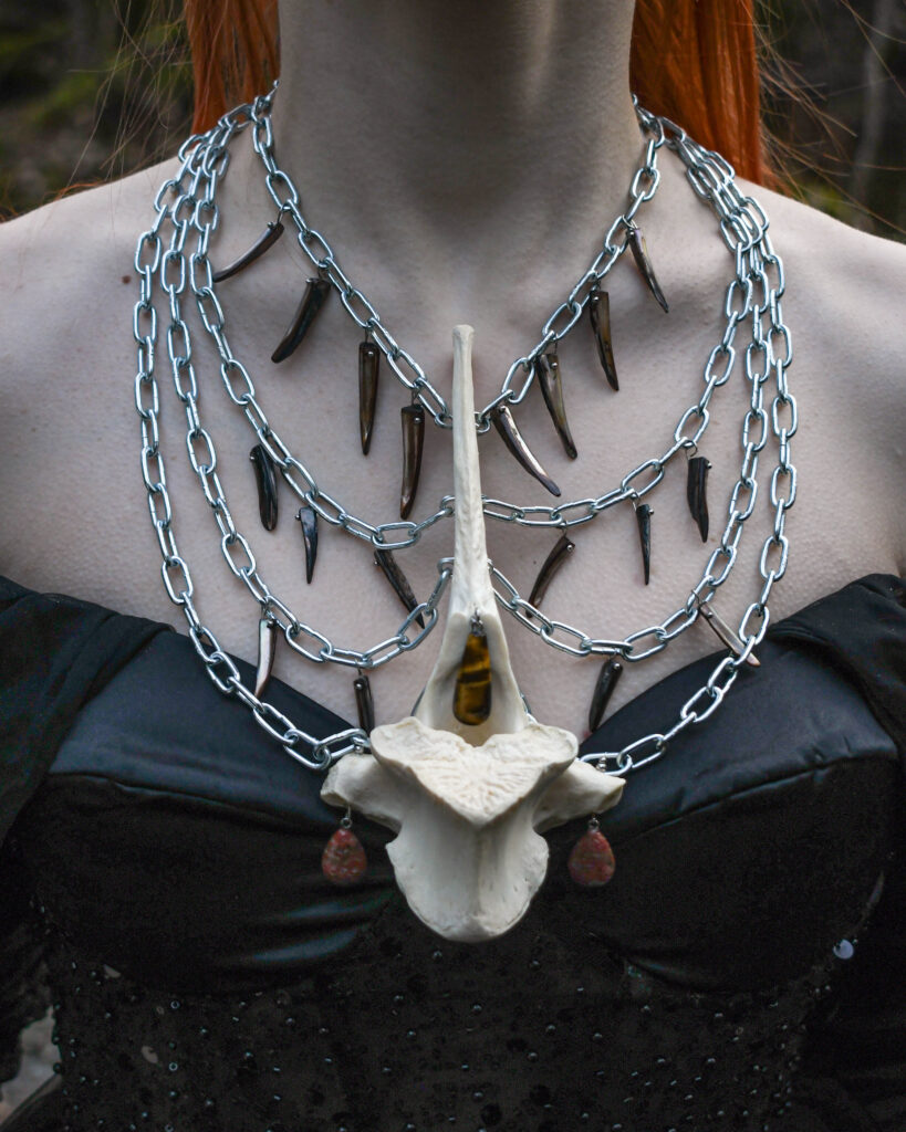 Põdra selgroolüli ja kristallidega robustsete kettidega kaelakee