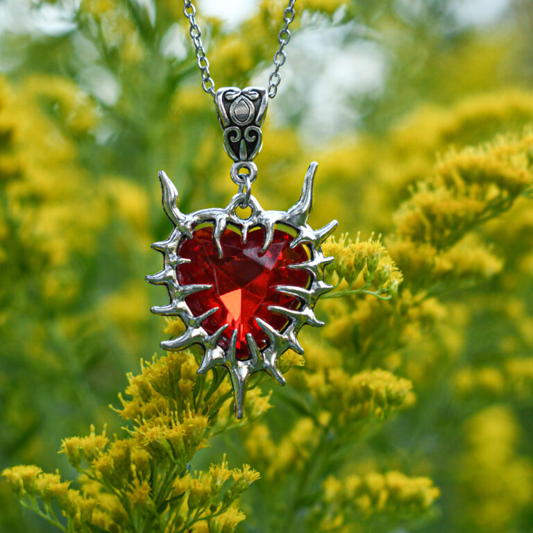 Punane ogadega süda kaelakee