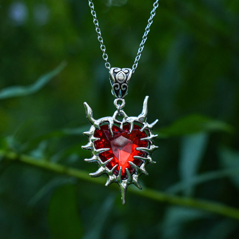 Punane ogadega süda kaelakee