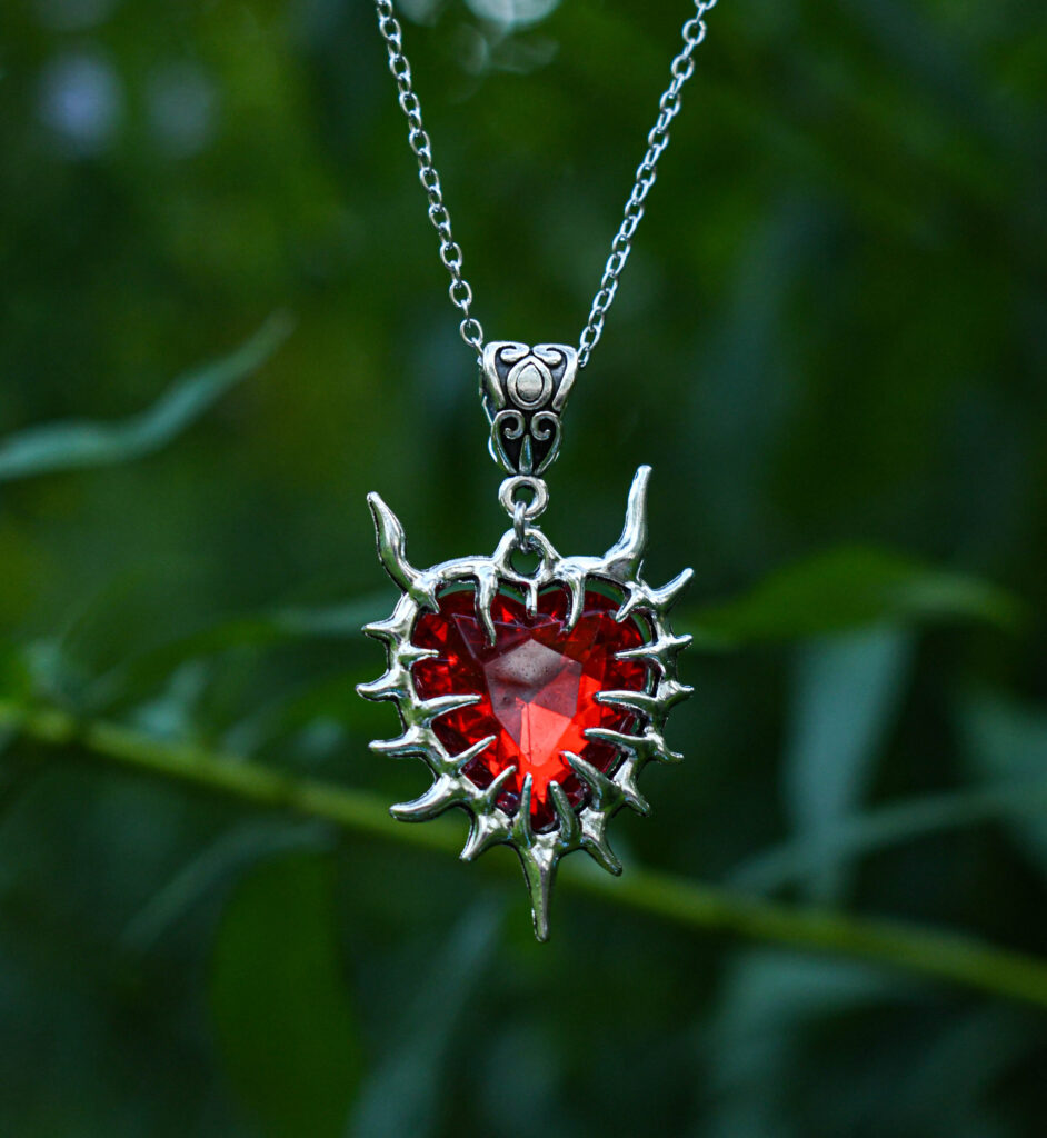 Punane ogadega süda kaelakee