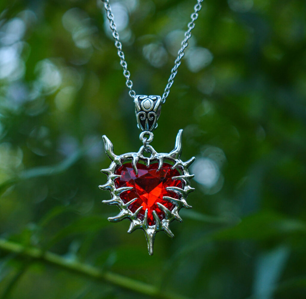 Punane ogadega süda kaelakee