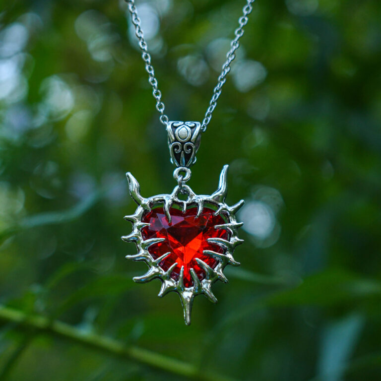 Punane ogadega süda kaelakee