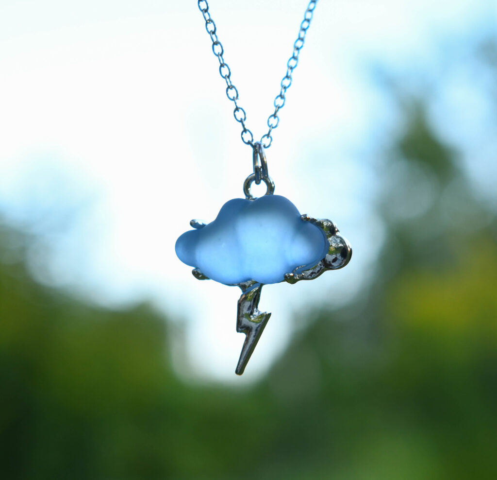 Sinakas äikesepilv kaelakee