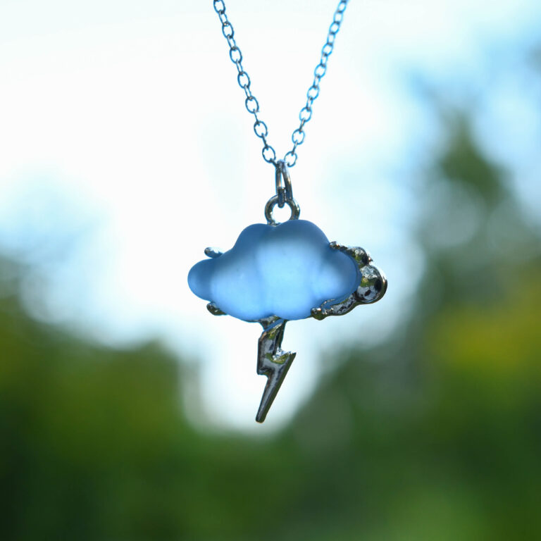 Sinakas äikesepilv kaelakee