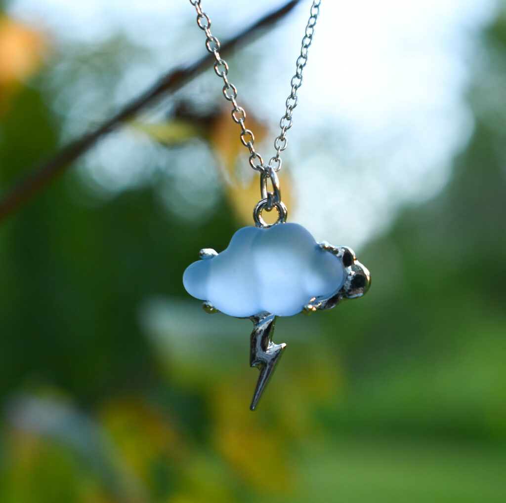 Sinakas äikesepilv kaelakee