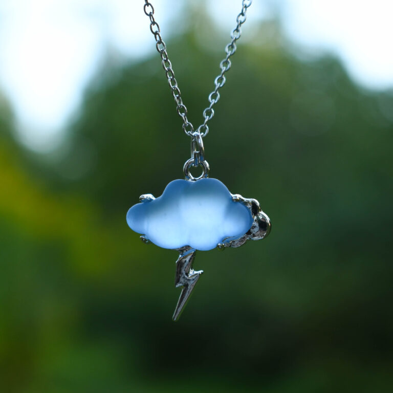 Sinakas äikesepilv kaelakee