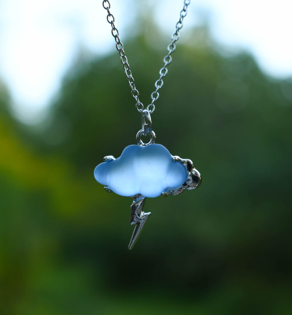 Sinakas äikesepilv kaelakee