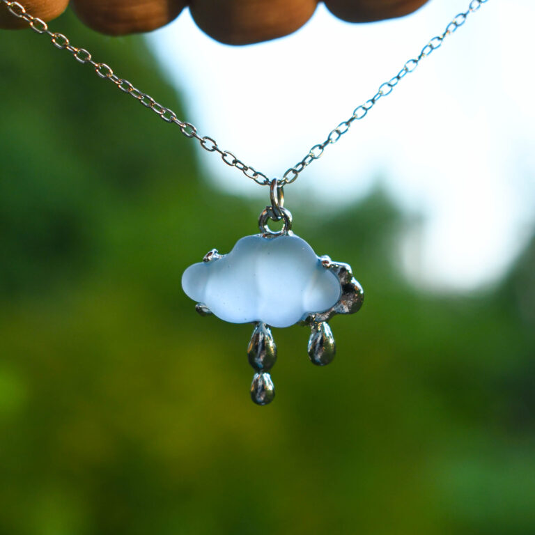 Sinakas vihmapilv kaelakee