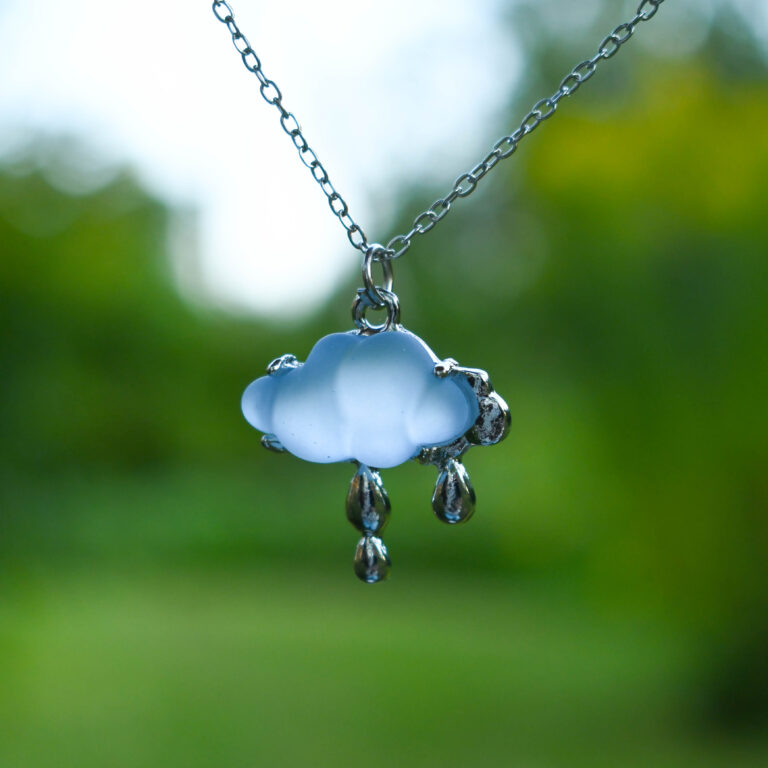 Sinakas vihmapilv kaelakee