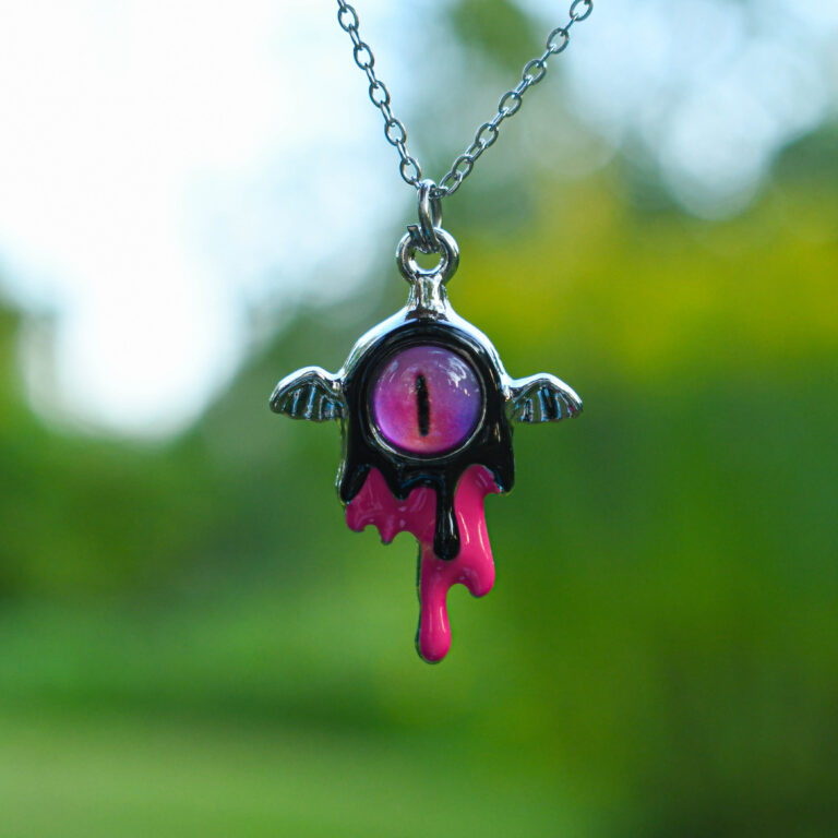 Sulav tiivadega silm kaelakee