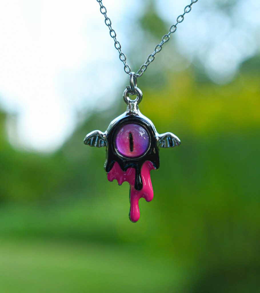 Sulav tiivadega silm kaelakee