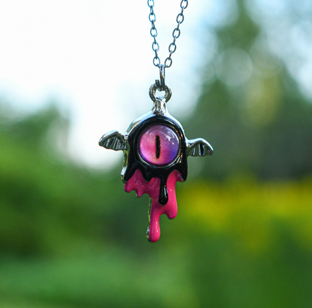 Sulav tiivadega silm kaelakee