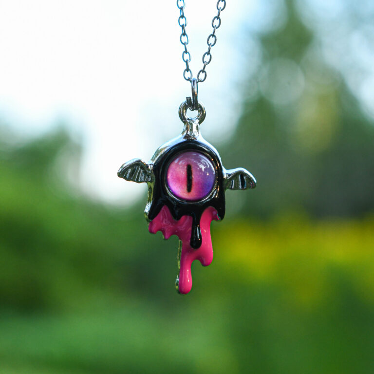 Sulav tiivadega silm kaelakee