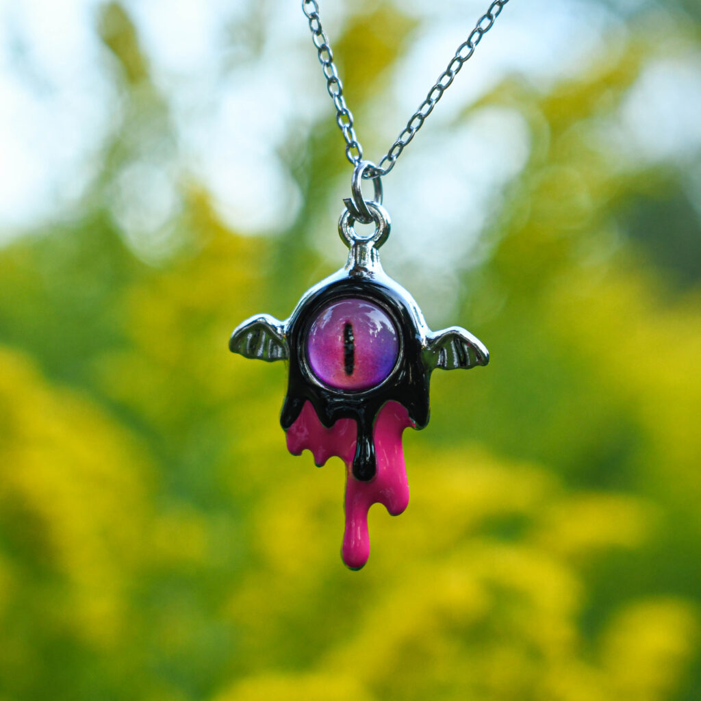 sulav tiivadega silm kaelakee