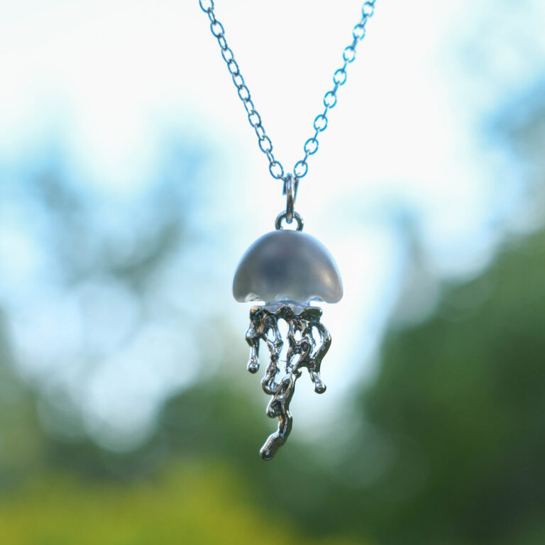 Hõbedane meduus kaelakee