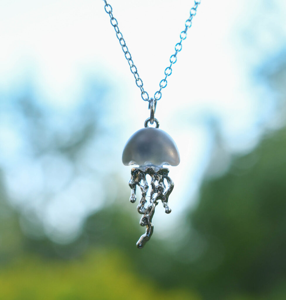 Hõbedane meduus kaelakee