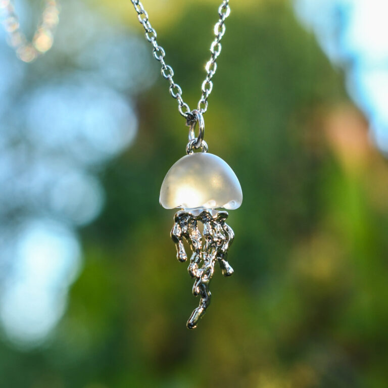 Hõbedane meduus kaelakee