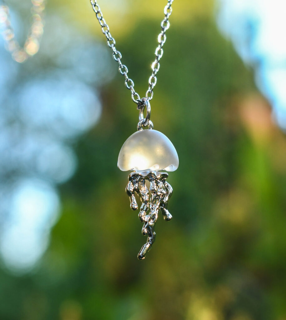 Hõbedane meduus kaelakee