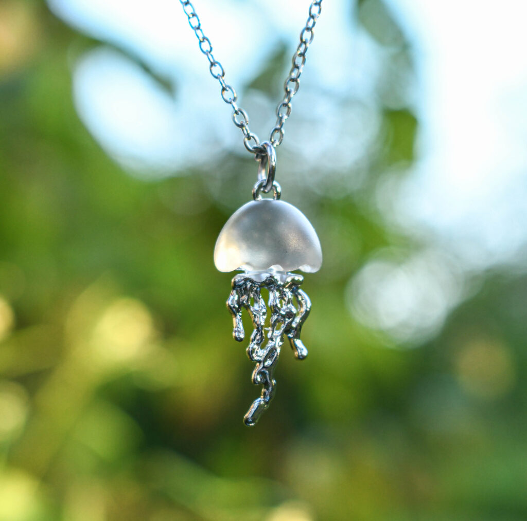 Hõbedane meduus kaelakee