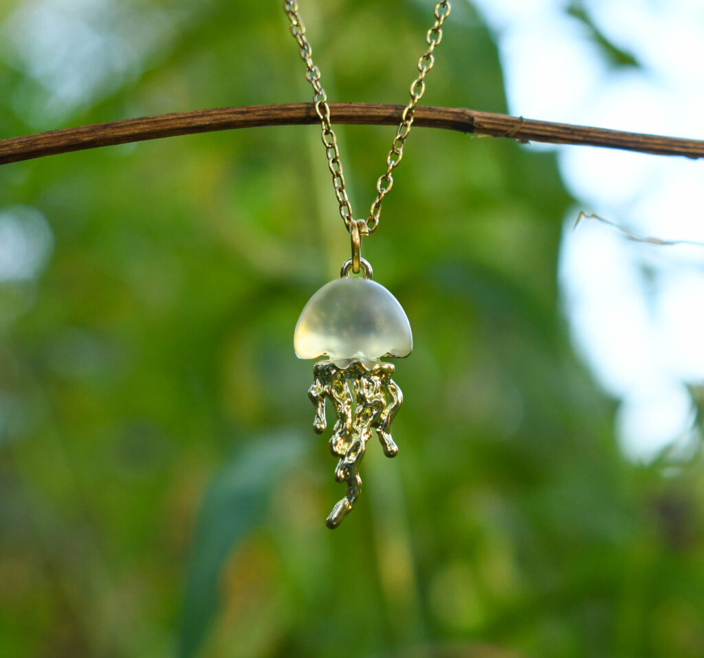 Kuldne meduus kaelakee