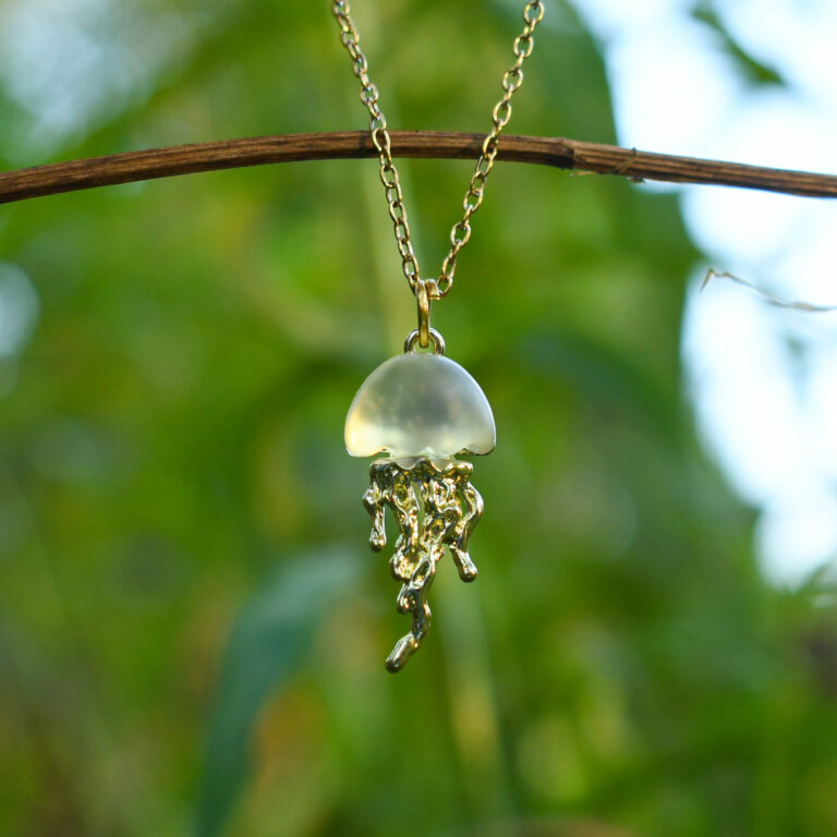 Kuldne meduus kaelakee