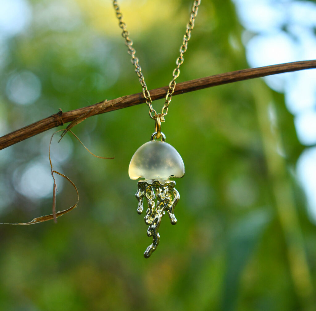 Kuldne meduus kaelakee