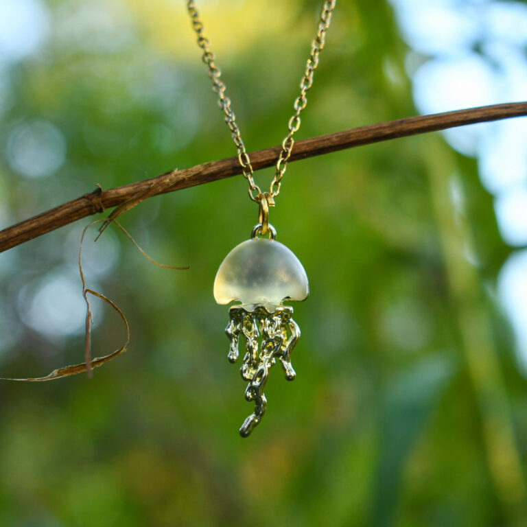 Kuldne meduus kaelakee