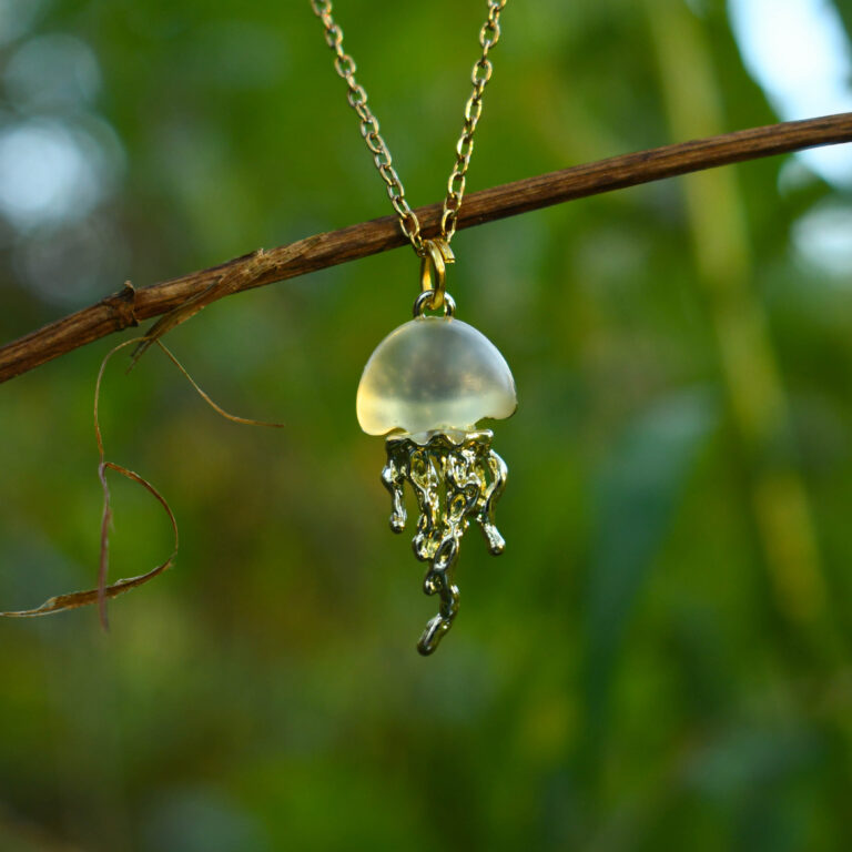 Kuldne meduus kaelakee