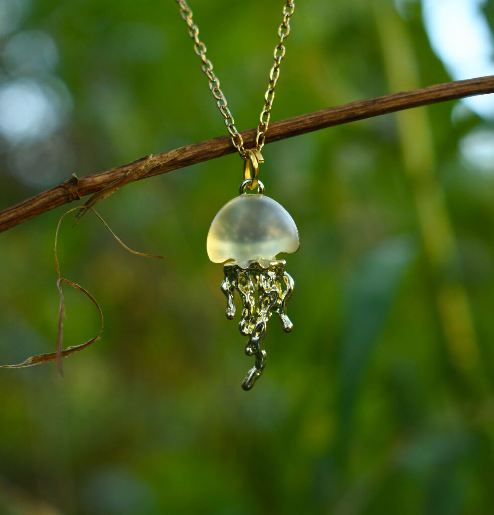 Kuldne meduus kaelakee