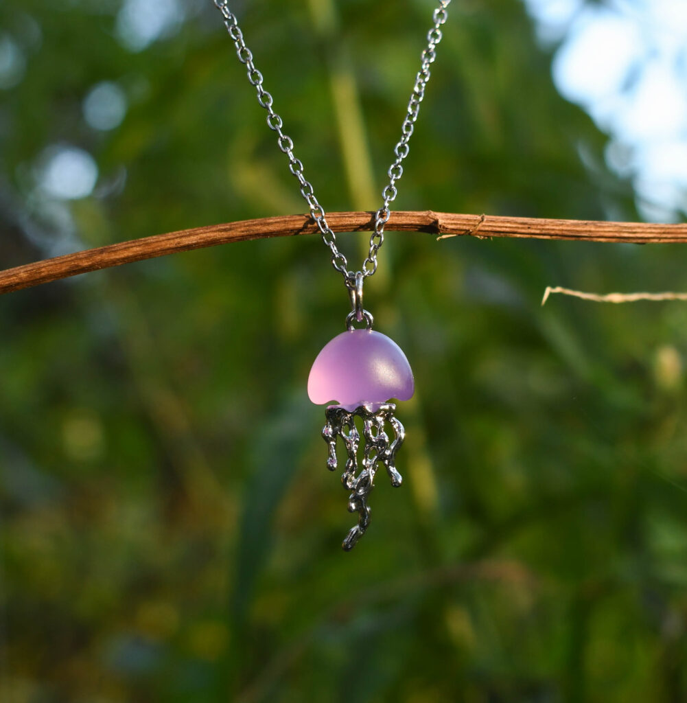 Lilla kuldne meduus kaelakee