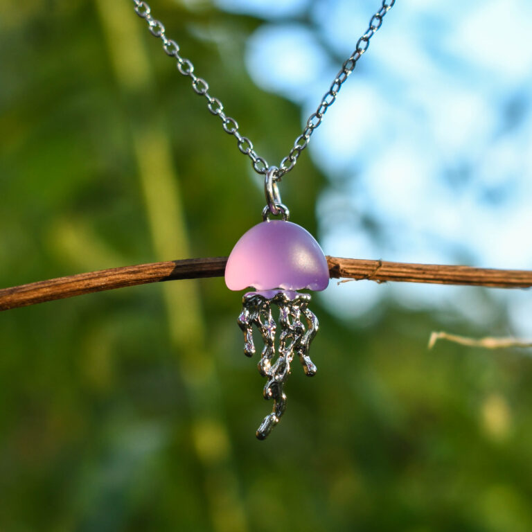 Lilla kuldne meduus kaelakee