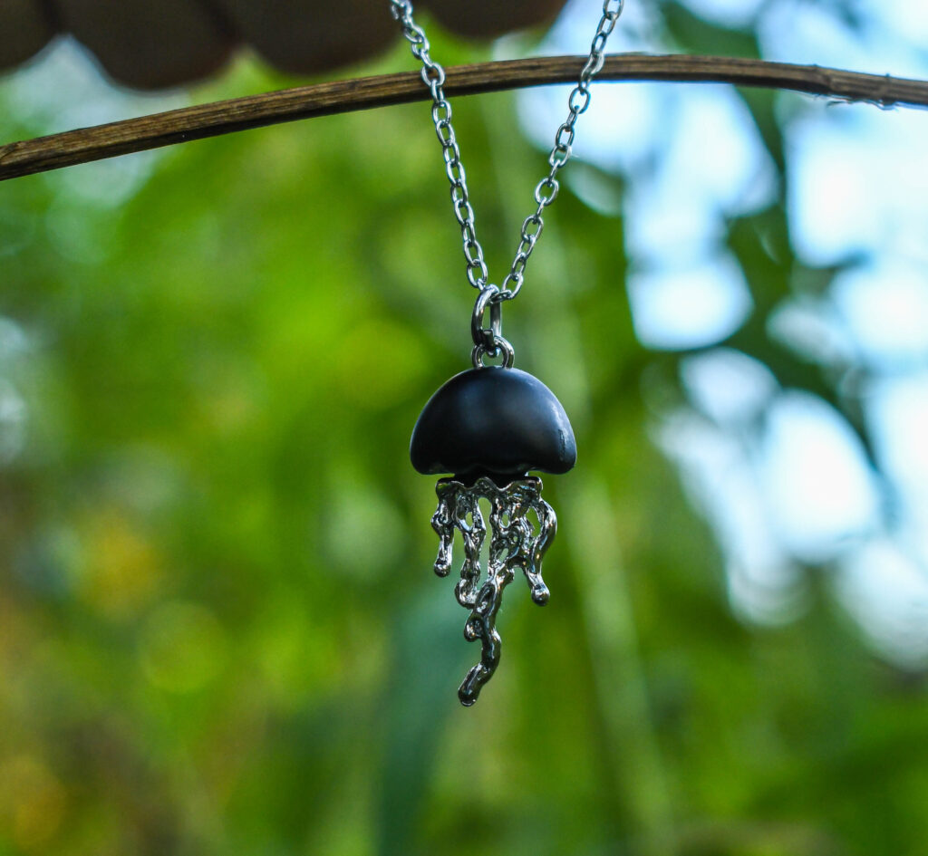 Must meduus kaelakee