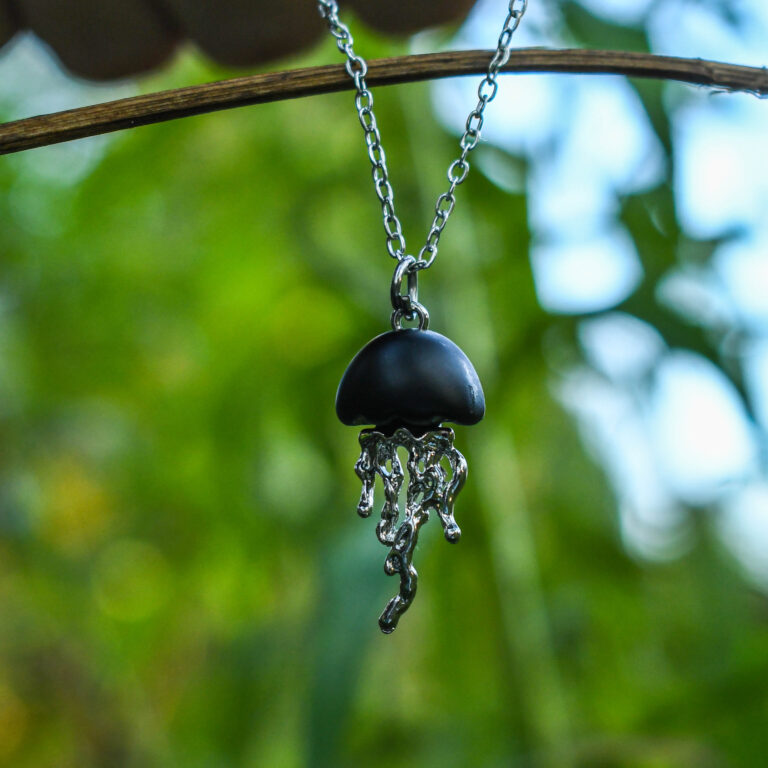 Must meduus kaelakee