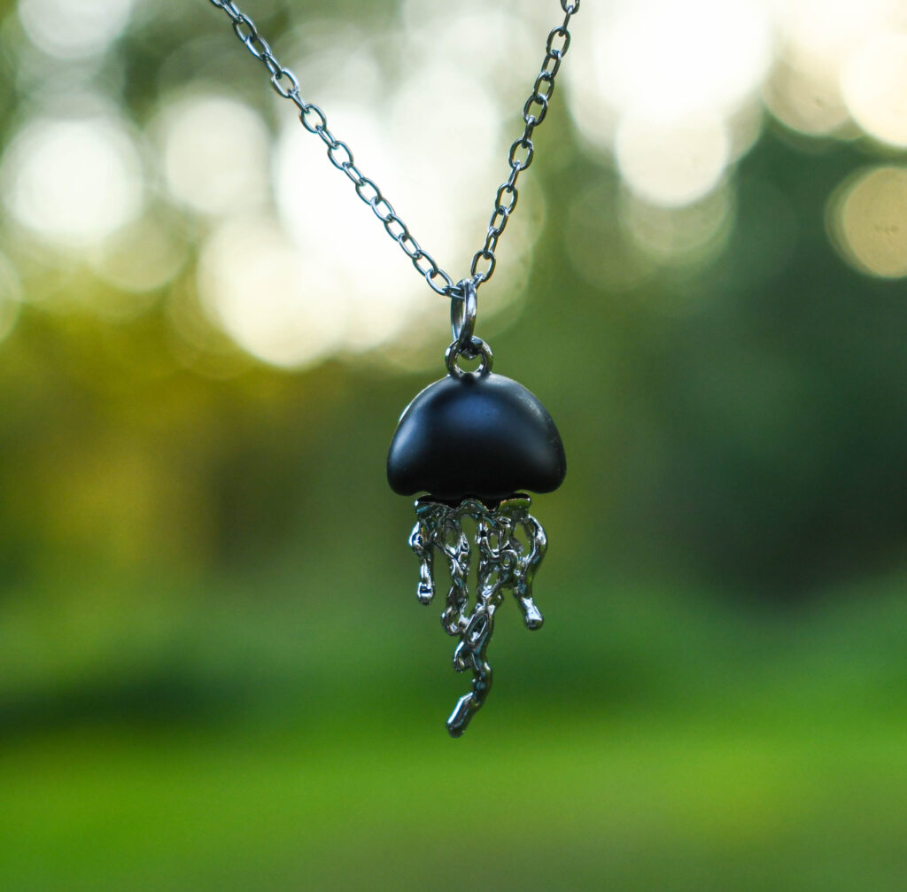 Must meduus kaelakee