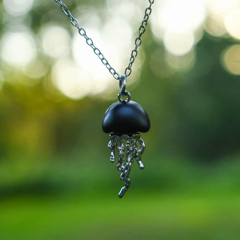 Must meduus kaelakee