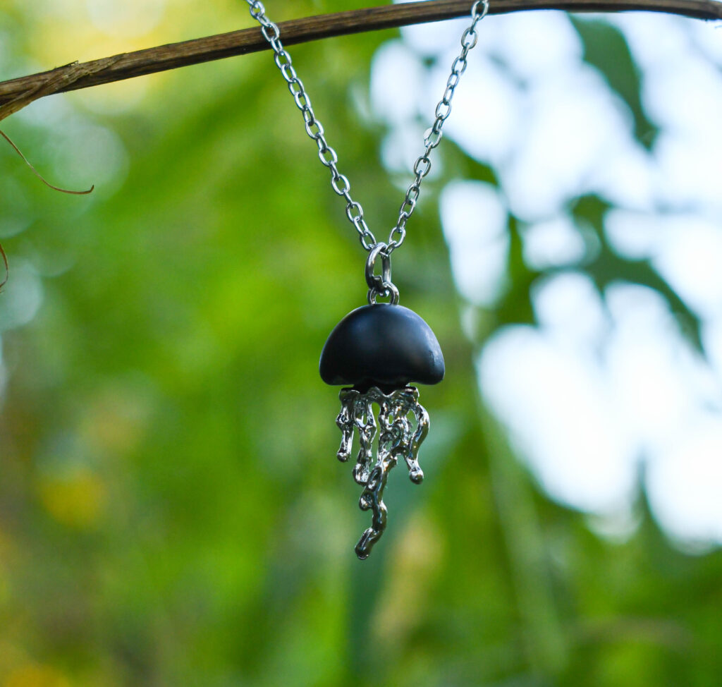 Must meduus kaelakee