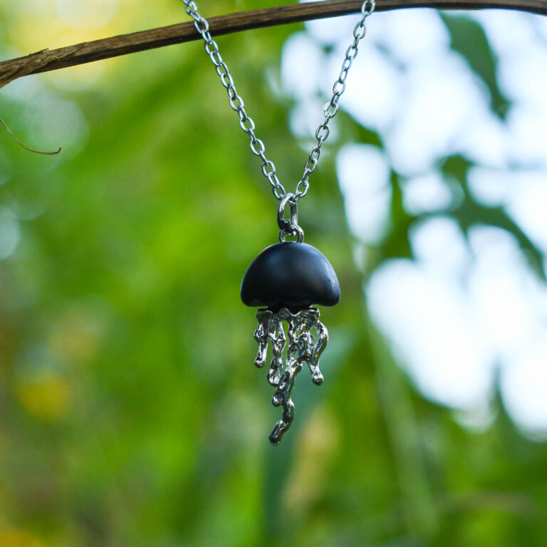 Must meduus kaelakee