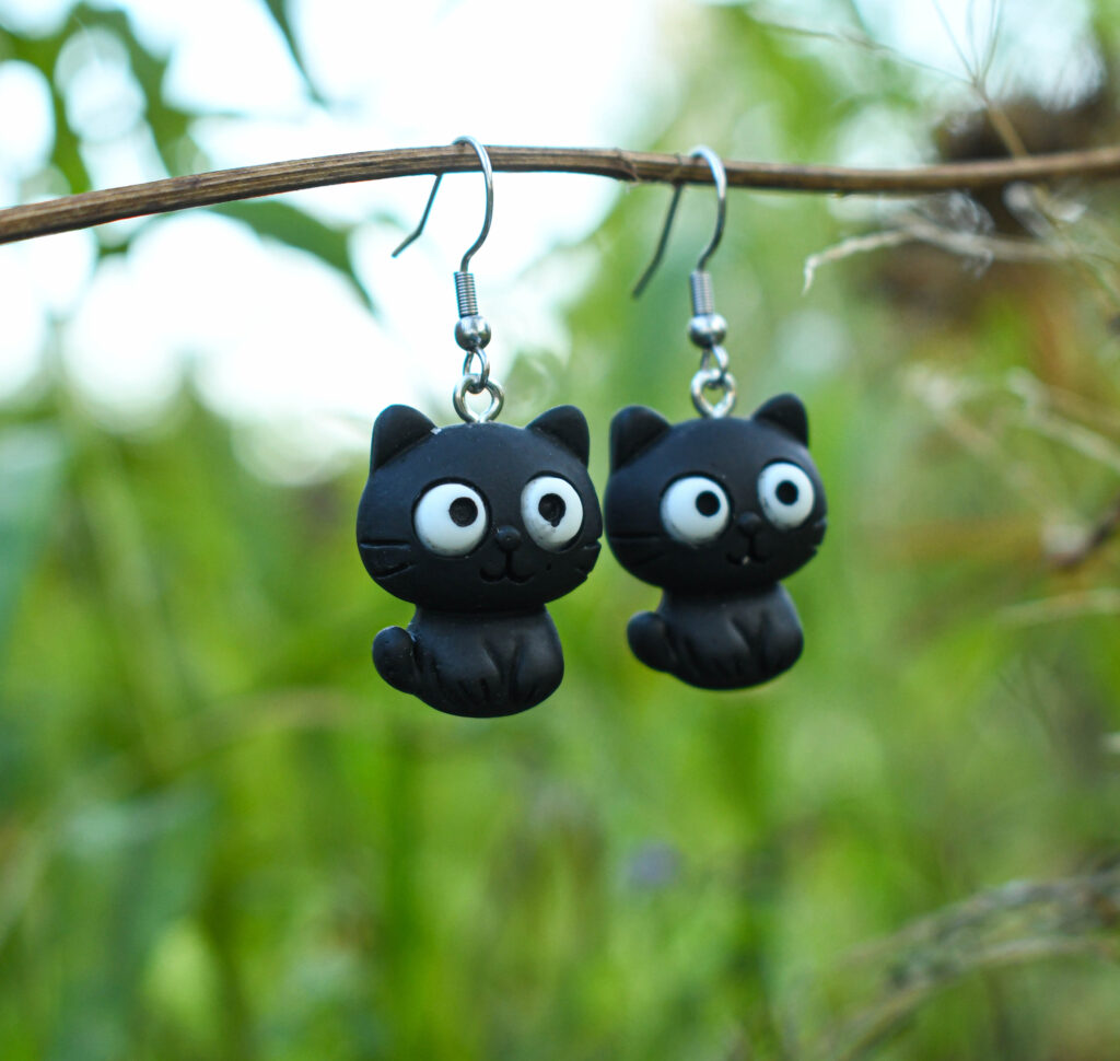 Musta kassi kõrvarõngad